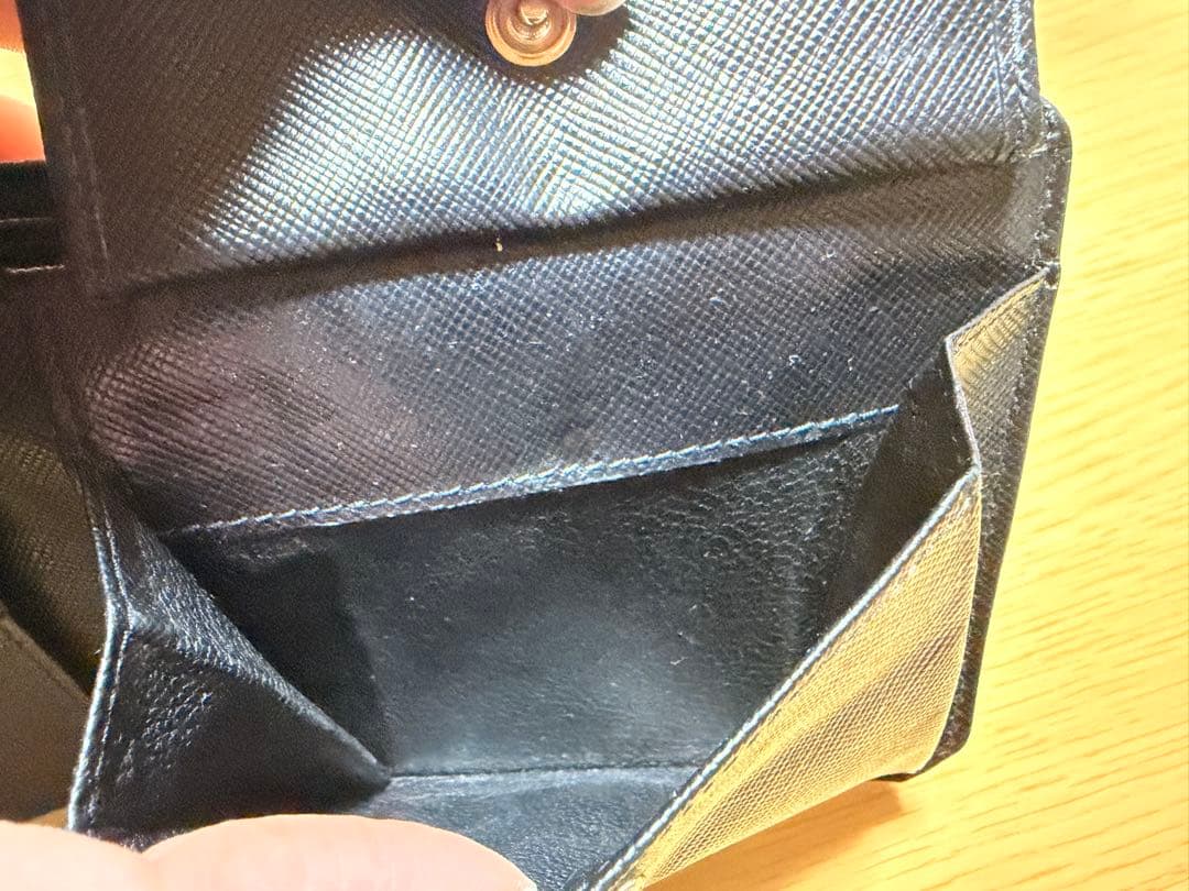 PRADA 黒 レザー 二つ折り財布