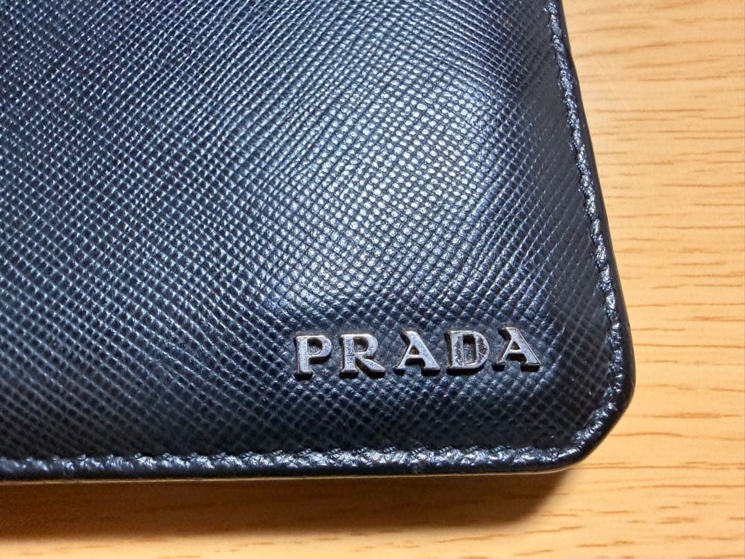 PRADA 黒 レザー 二つ折り財布