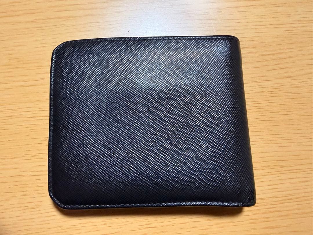 PRADA 黒 レザー 二つ折り財布