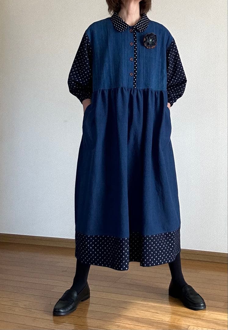 雪ん子絣と薄藍のロングワンピース ブローチ付き　着物リメイクワンピース