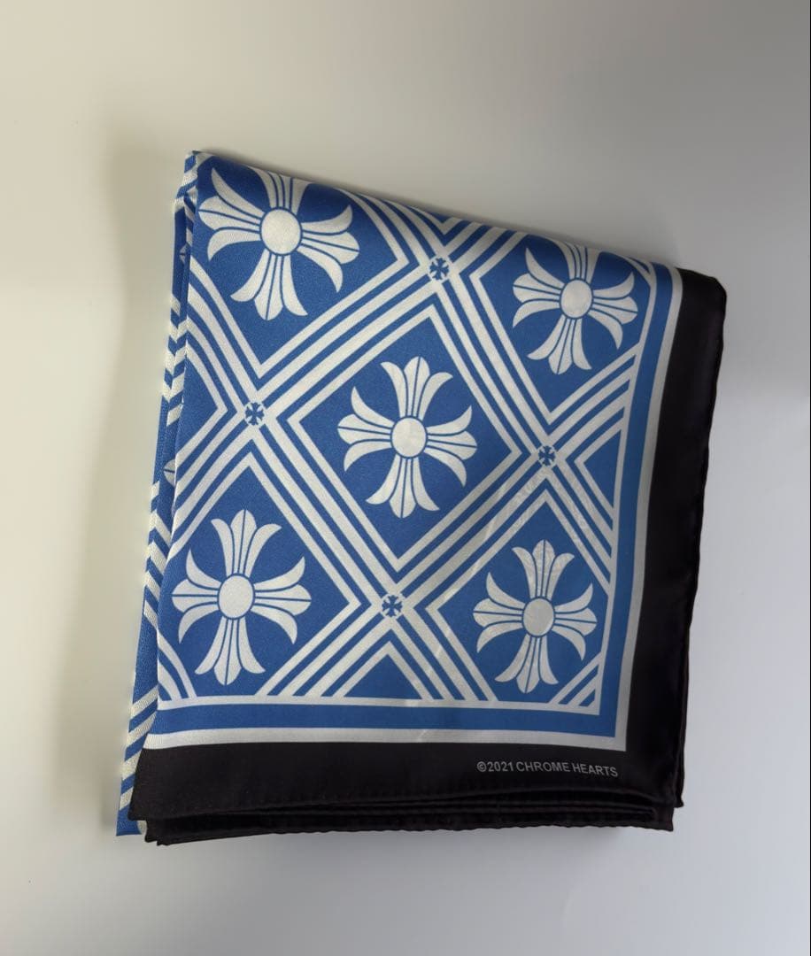 新品未使用春物クロムハーツ　大判スカーフ 100cm×100cブルー× ブラック