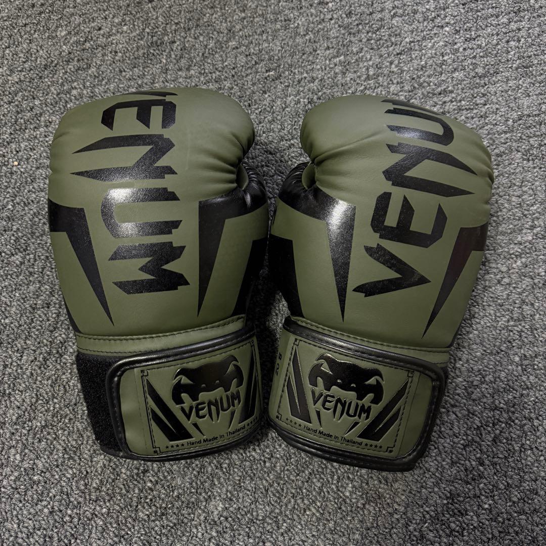 Venum Elite 8oz グローブ