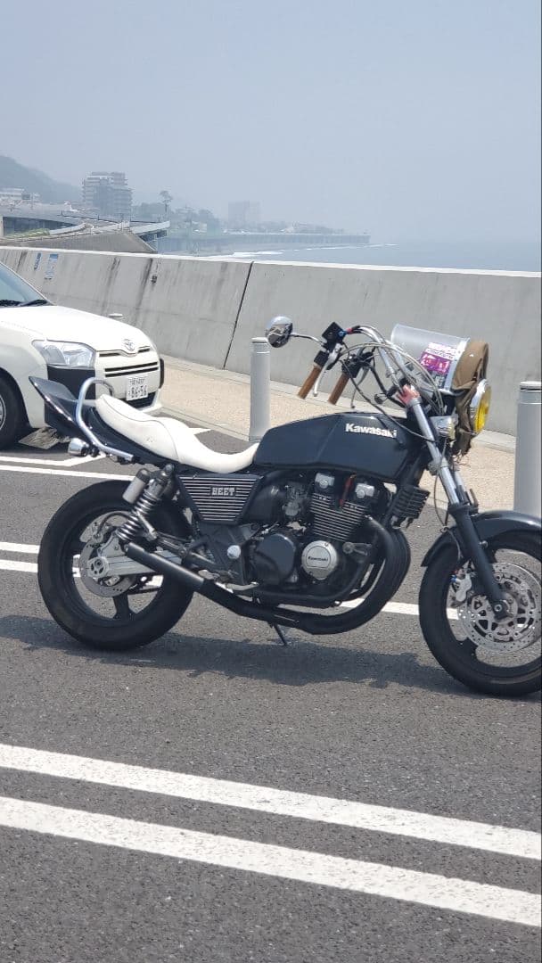 ゼファー400に取り付けていたタンクカバーになります。