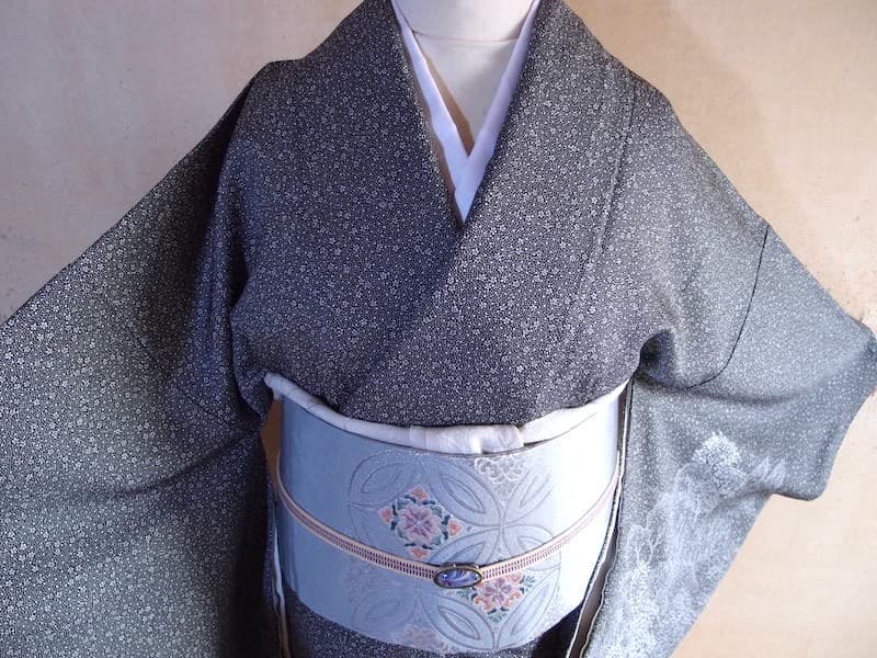 織りの九寸名古屋帯（花菱古典文）薄くキラリと　正絹美品