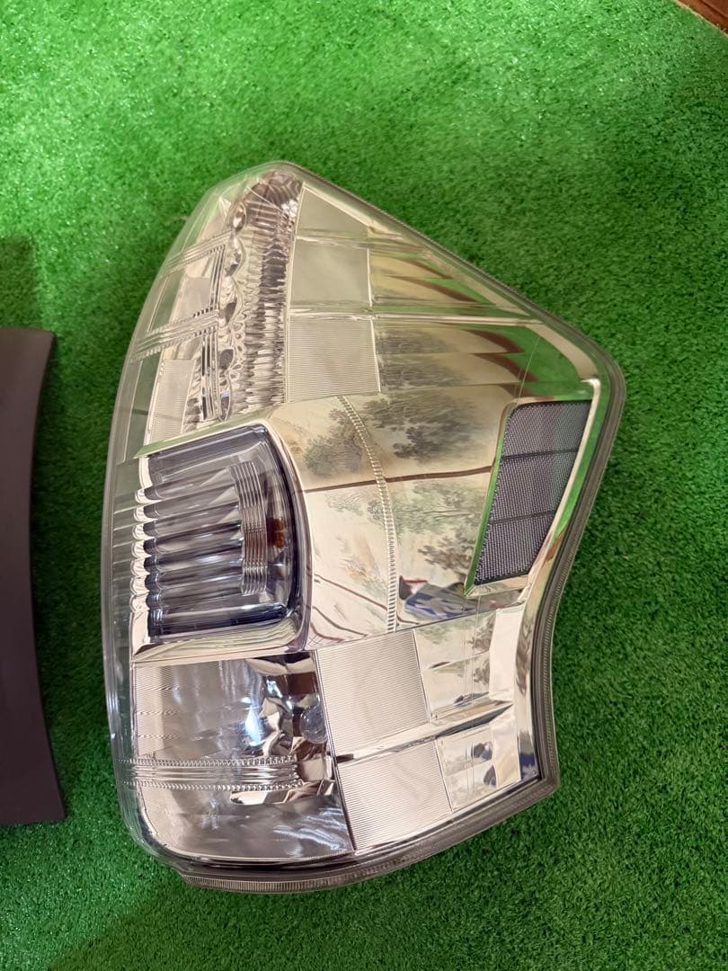 中古品☆プリウスα左右テールランプ☆前期用ZVW 40W/ZVW41W