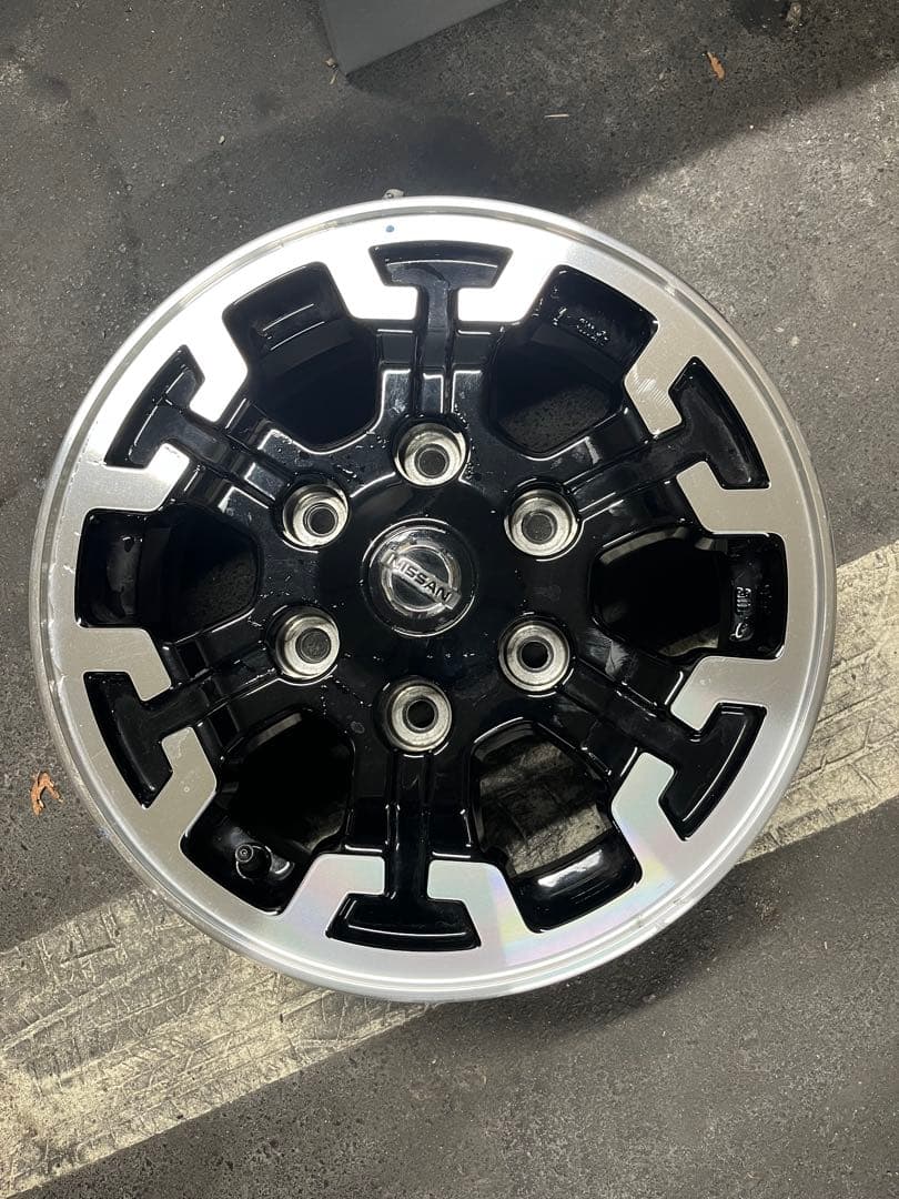 Nissan キャラバン用15インチ ホイール ブラック/シルバー