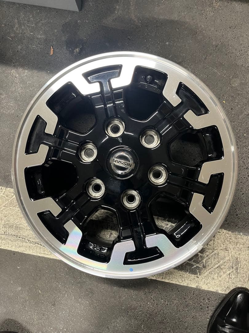 Nissan キャラバン用15インチ ホイール ブラック/シルバー