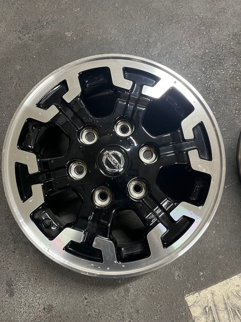Nissan キャラバン用15インチ ホイール ブラック/シルバー