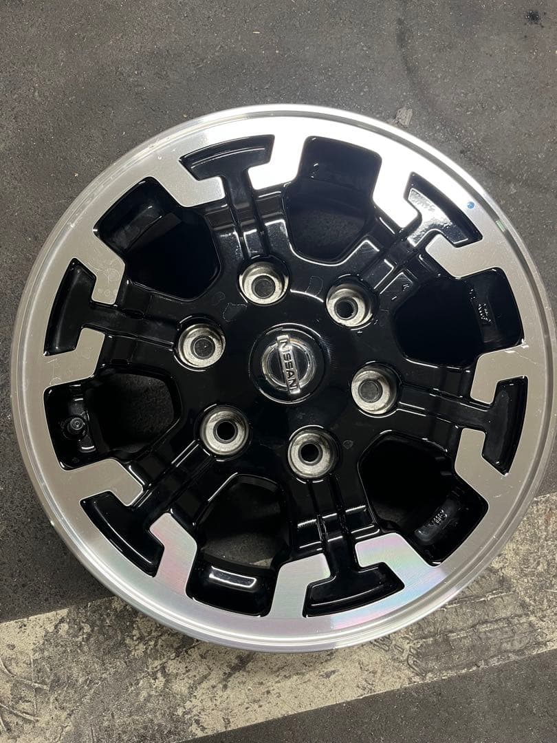 Nissan キャラバン用15インチ ホイール ブラック/シルバー