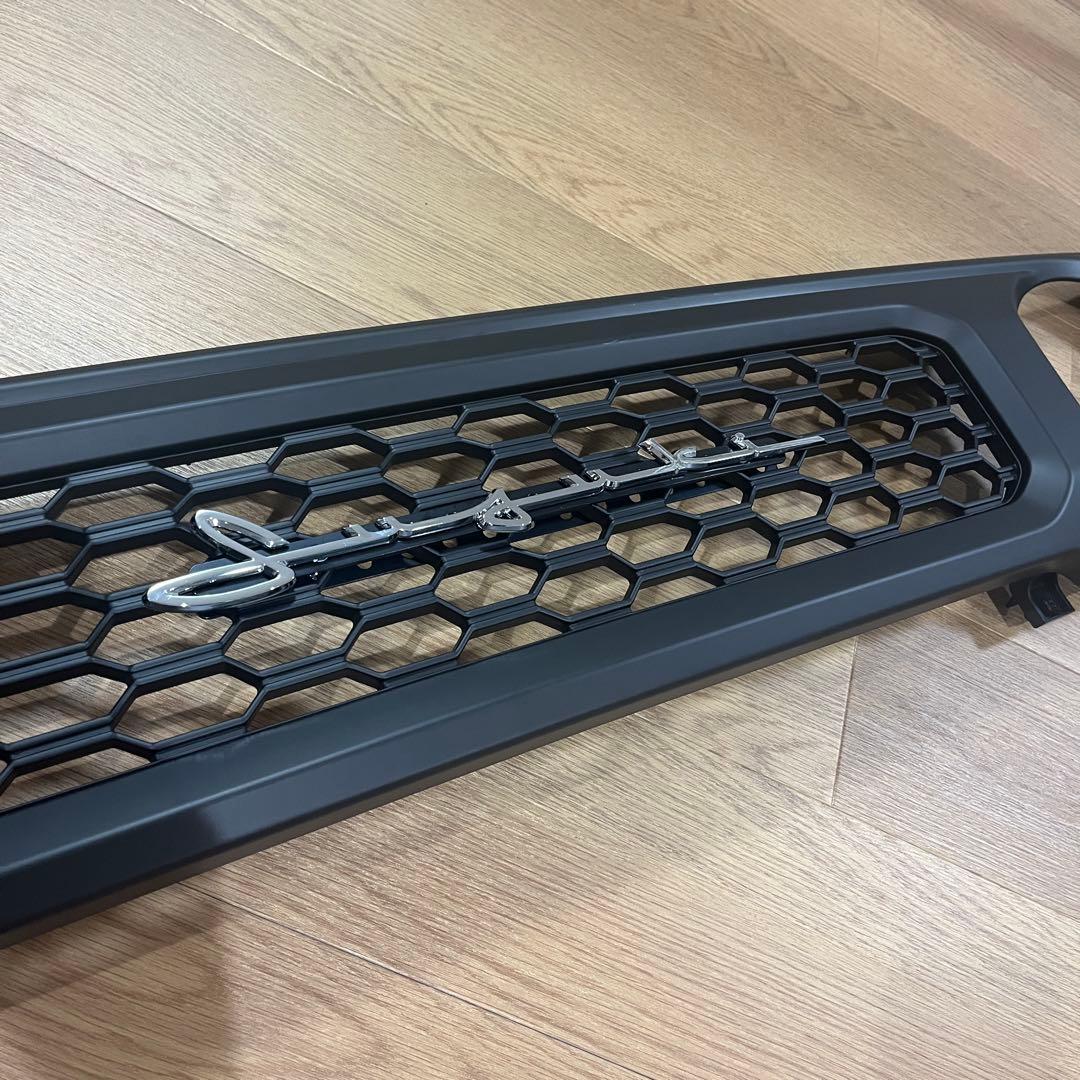 ジムニー JB64W JB74Wフロントグリルマットブラック　メッキエンブレム