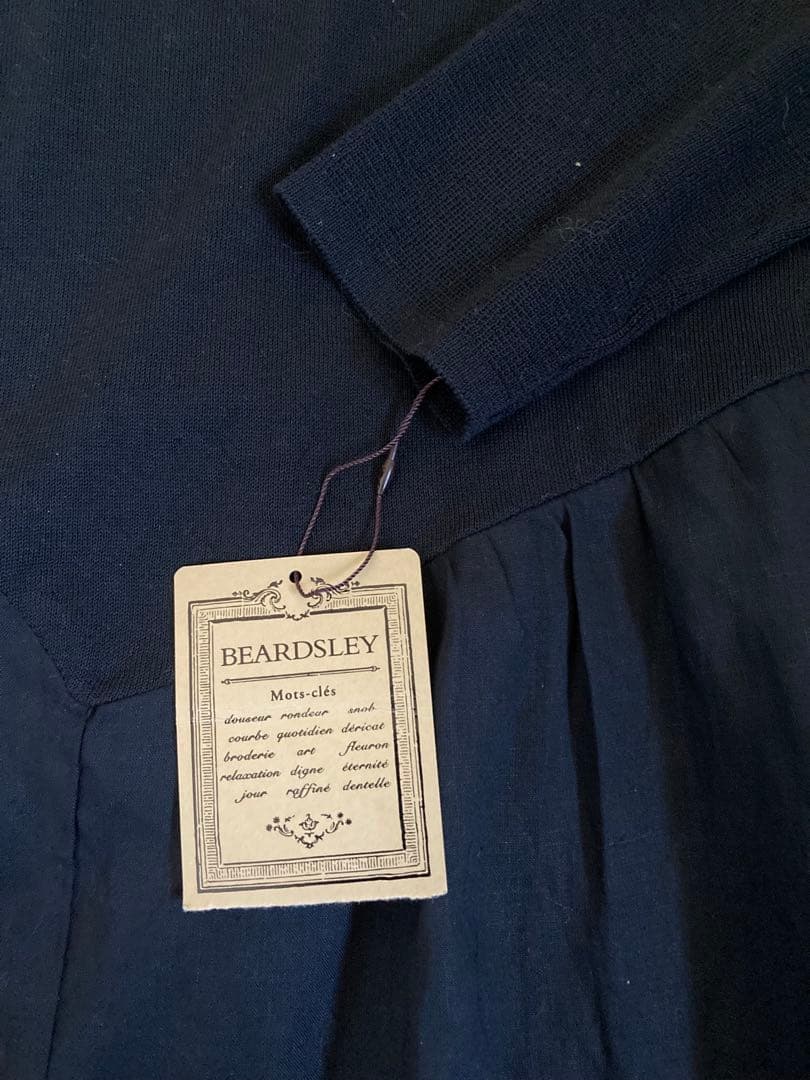 BEARDSLEY ★新品未使用タグ付きブラック フレア長袖トップス