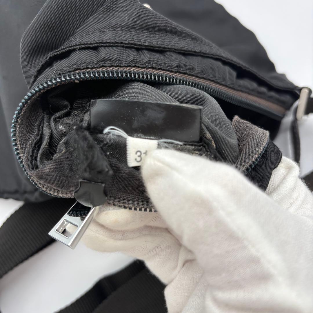 プラダ　ショルダーバッグ　ブラック　サコッシュ　ナイロン　三角ロゴ