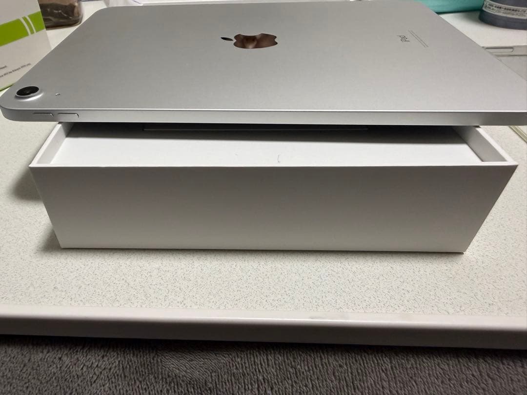 iPad 第10世代 64GBシルバー (箱有り)
