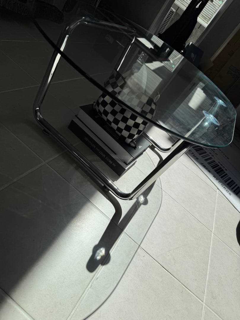 ミニマリスト円形ガラステーブル　韓国インテリア風