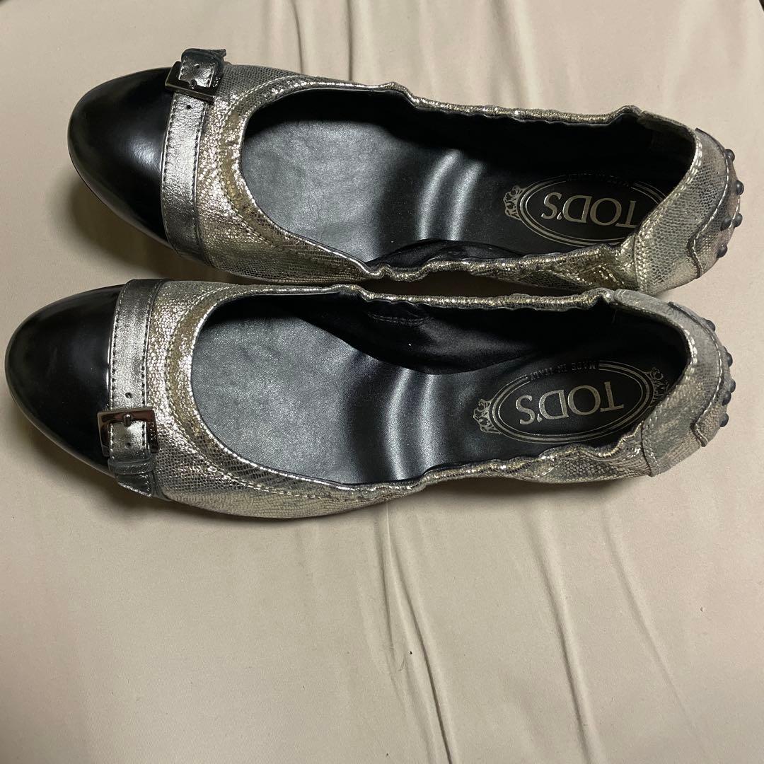TOD'S シルバー ブラック フラットシューズ