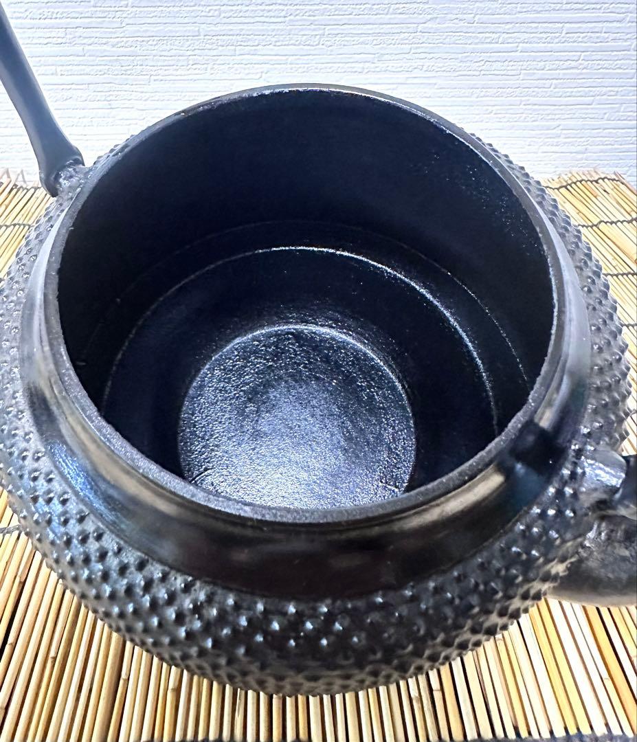 未使用品、供箱等付属品付　南部盛榮堂OIGEN造　１８型アラレ　南部鉄瓶