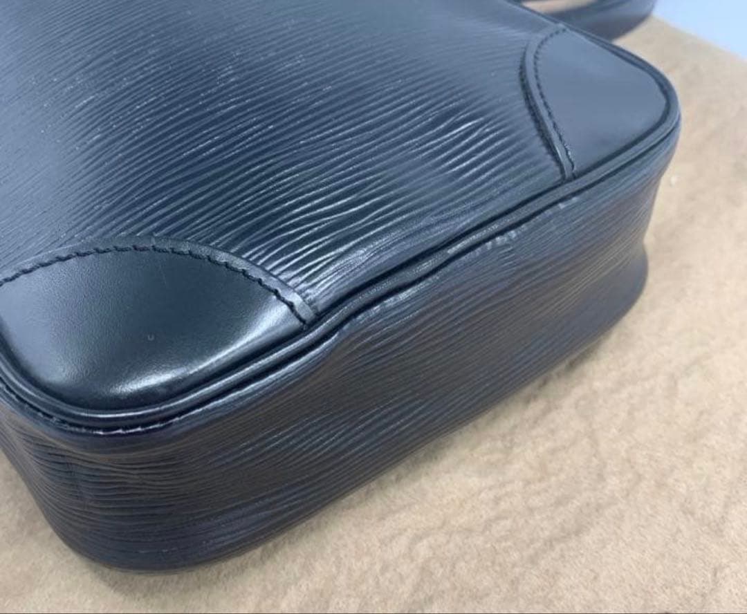 ルイヴィトン ショルダーバッグ ポシェット エピ ダヌーブ レザー 黒