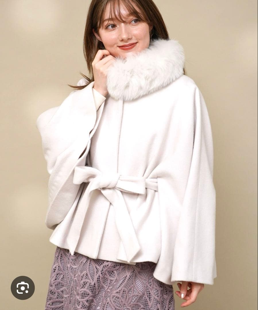 Noera ノエラ 衿ファー付ポンチョコート