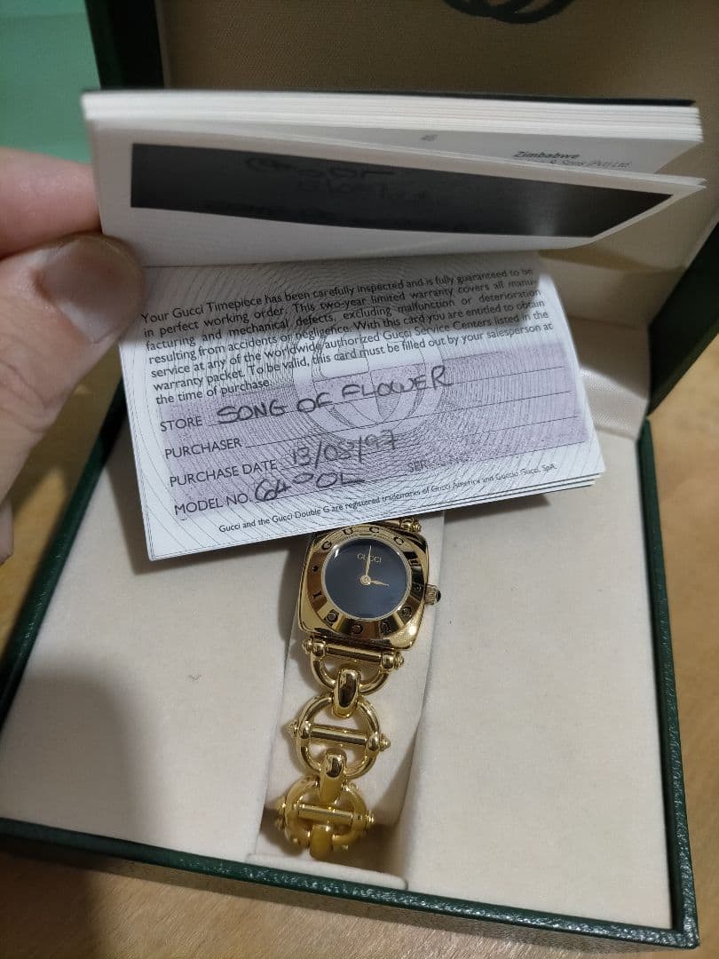 GUCCI ゴールド ブラック アナログ腕時計