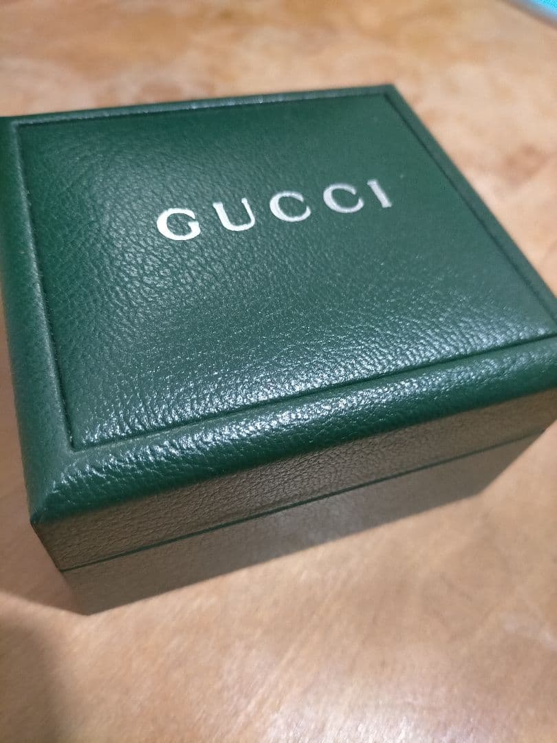 GUCCI ゴールド ブラック アナログ腕時計