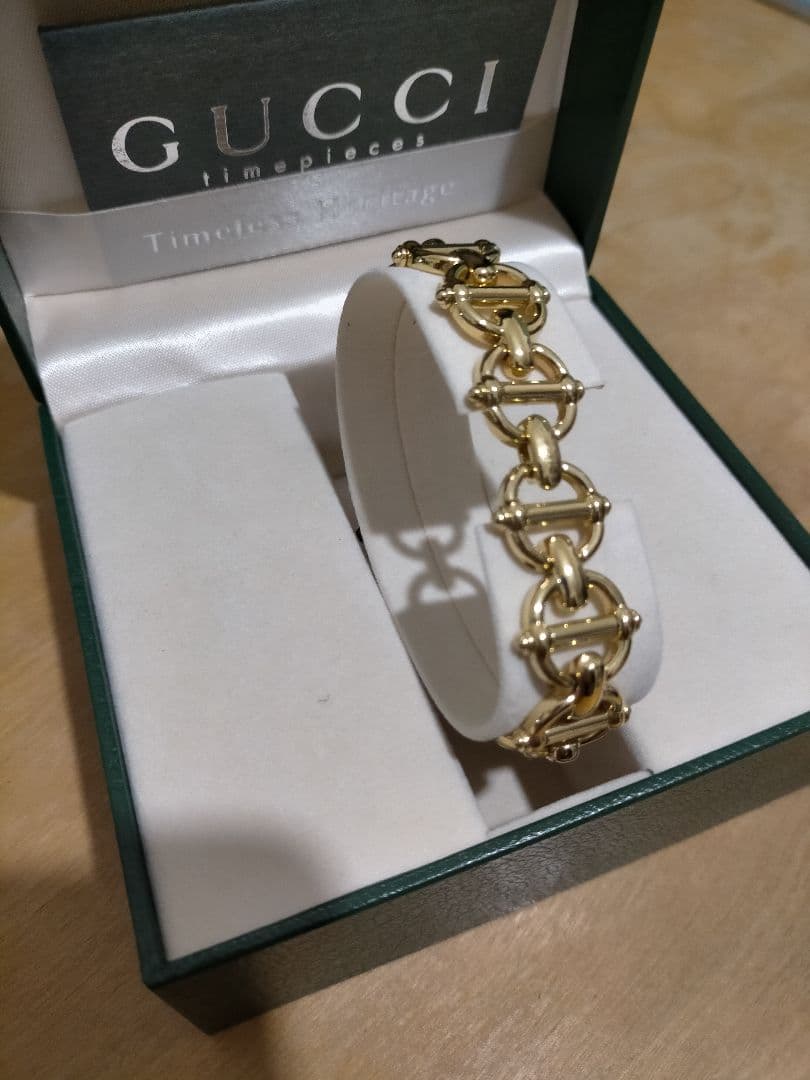 GUCCI ゴールド ブラック アナログ腕時計