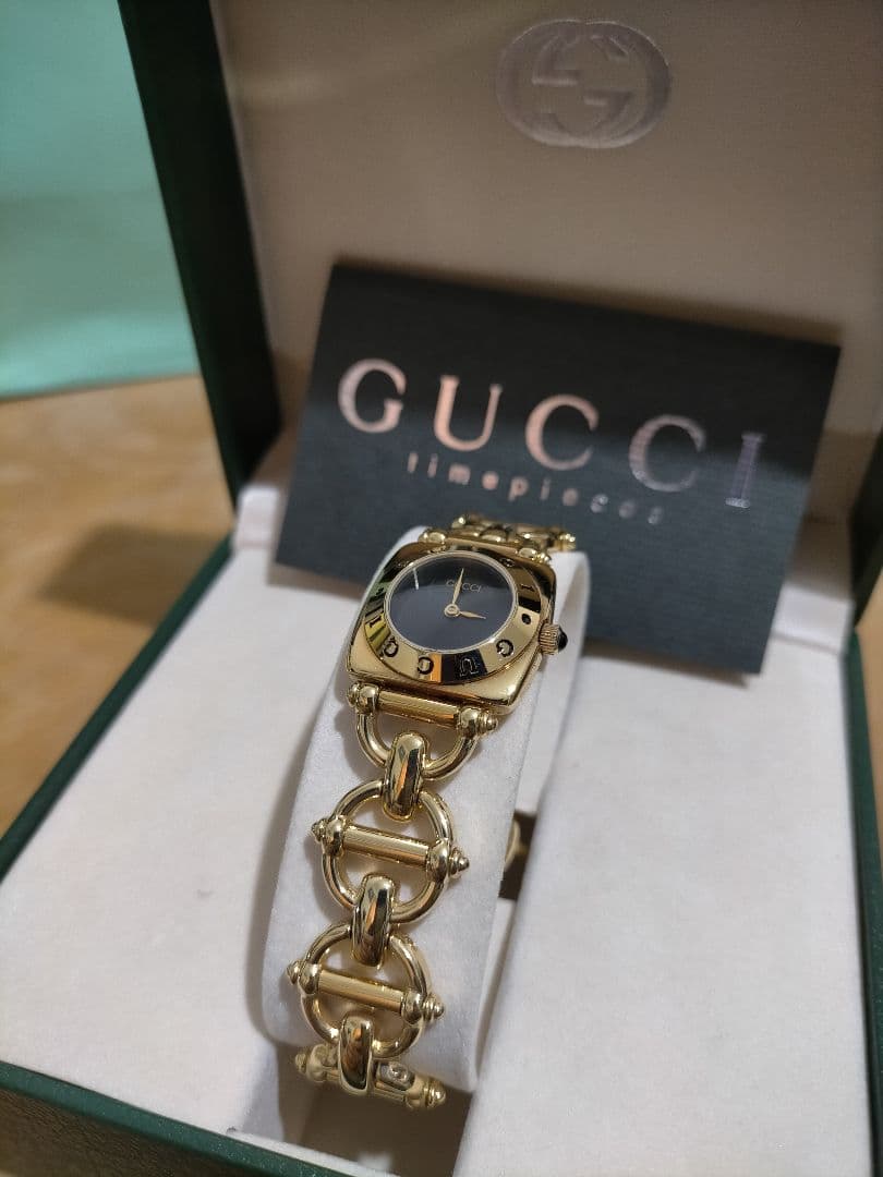 GUCCI ゴールド ブラック アナログ腕時計