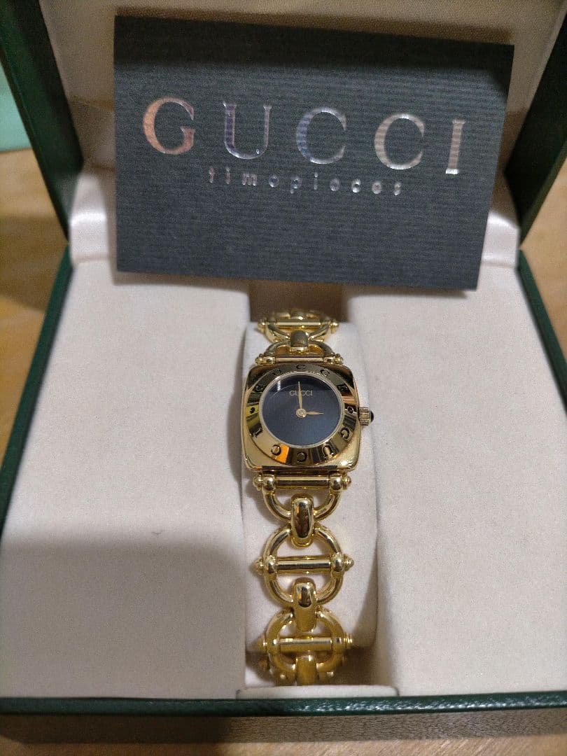 GUCCI ゴールド ブラック アナログ腕時計