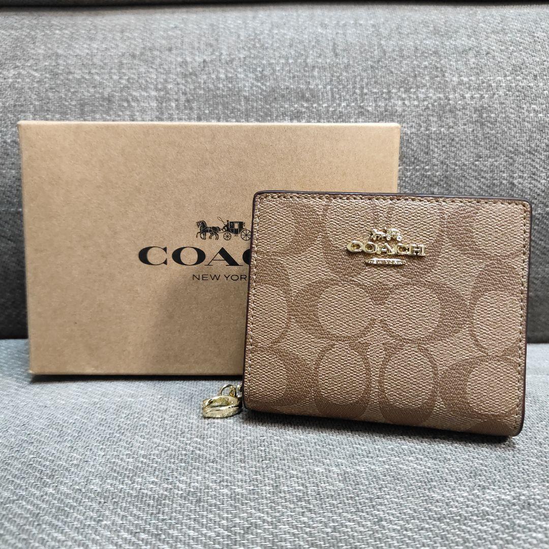 【訳あり】COACH C3309 Cチャーム シグネチャー 二つ折り財布