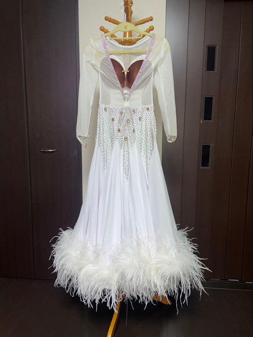 ホワイトダンスドレス スパンコール付き