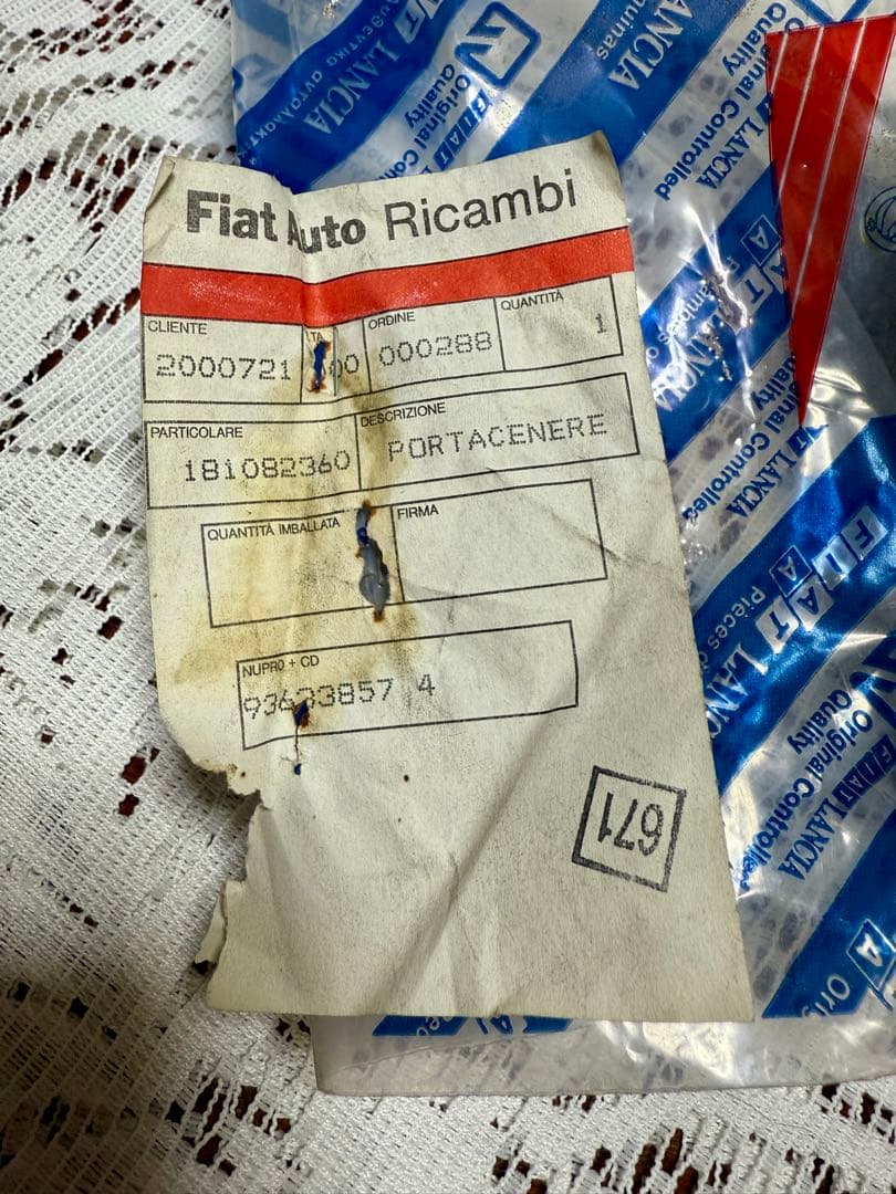 141 初代 Fiat Panda 181082360 灰皿 新品未使用品