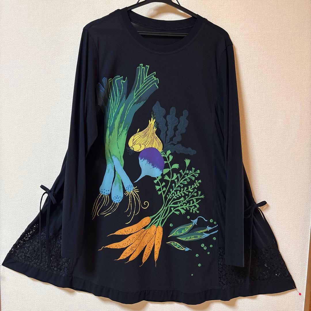 【美品】✨トクコプルミエヴォル✨黒地に野菜の柄で両脇の裾レースのチュニック❣️