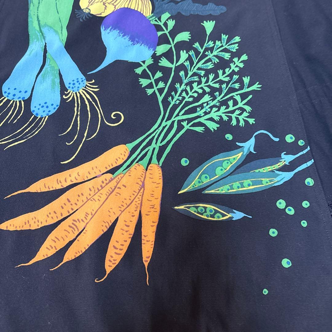 【美品】✨トクコプルミエヴォル✨黒地に野菜の柄で両脇の裾レースのチュニック❣️