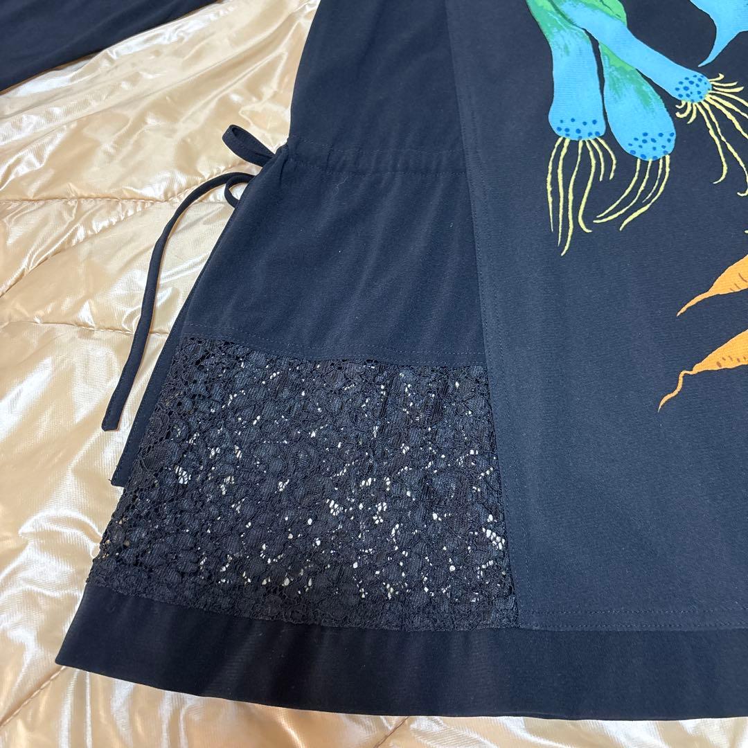 【美品】✨トクコプルミエヴォル✨黒地に野菜の柄で両脇の裾レースのチュニック❣️