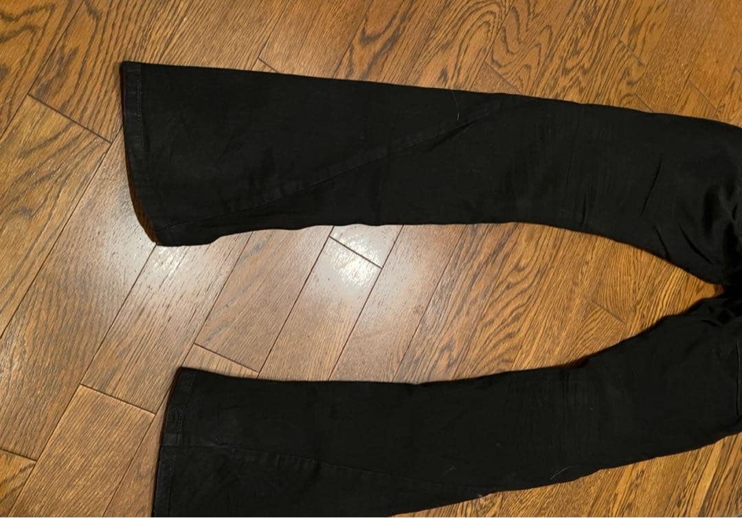 LGBの黒いパンツ