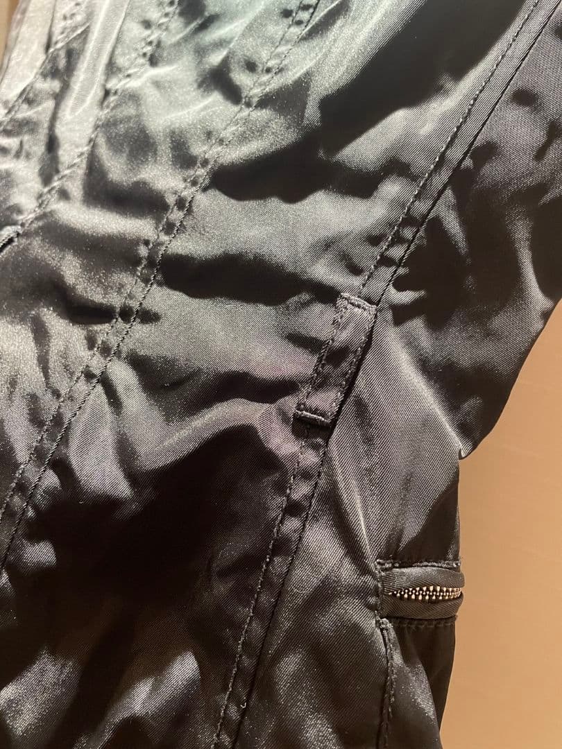 質屋に行く明日まで！PRADA　レザー切り替えベスト