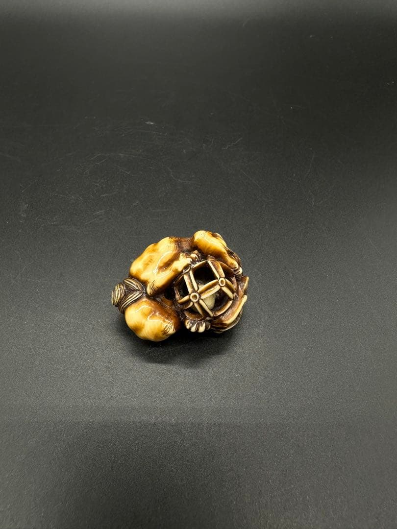 アリーヒローズ 根付　江戸時代　獅子　繊細彫刻　骨董古美術