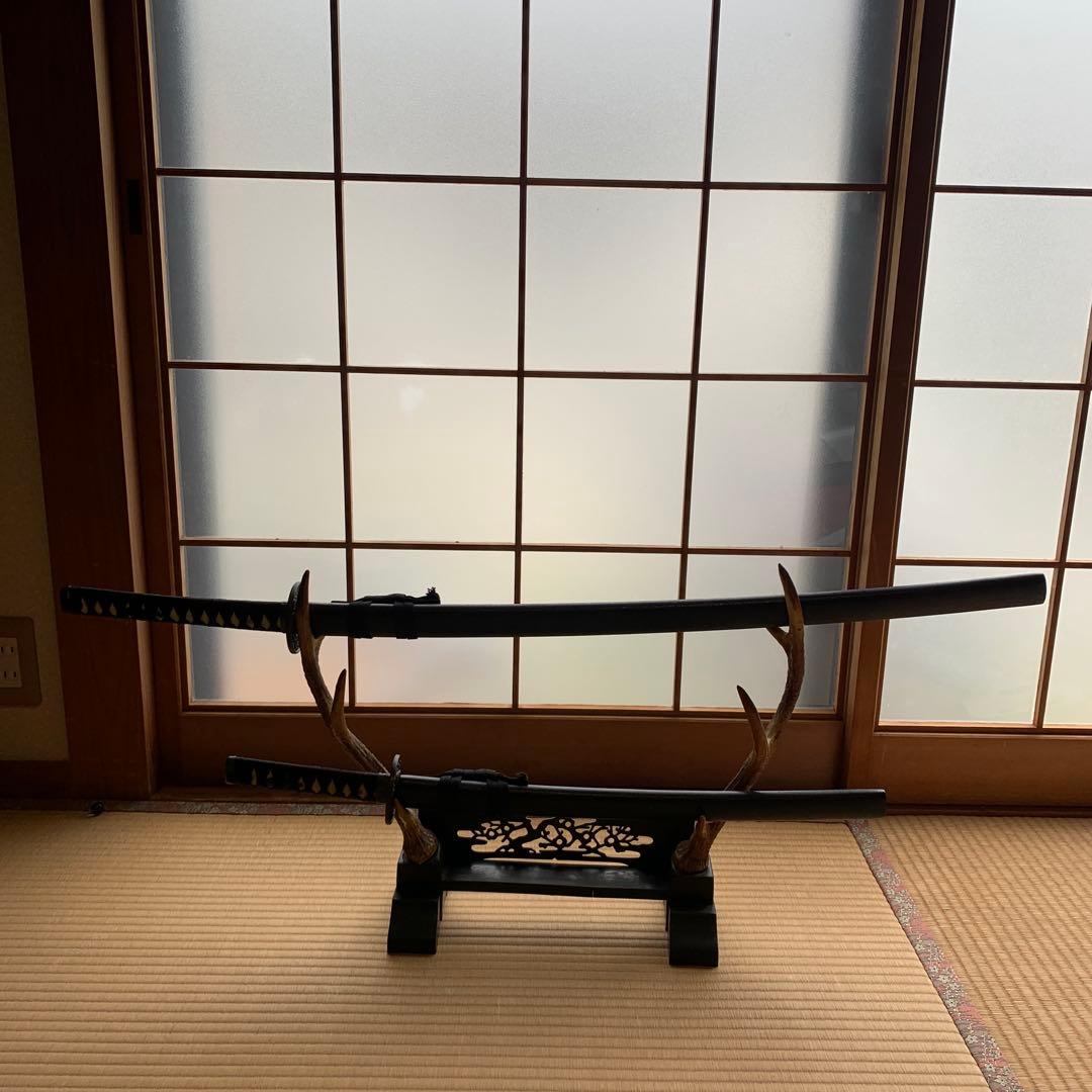 黒色の刀2本とスタンド