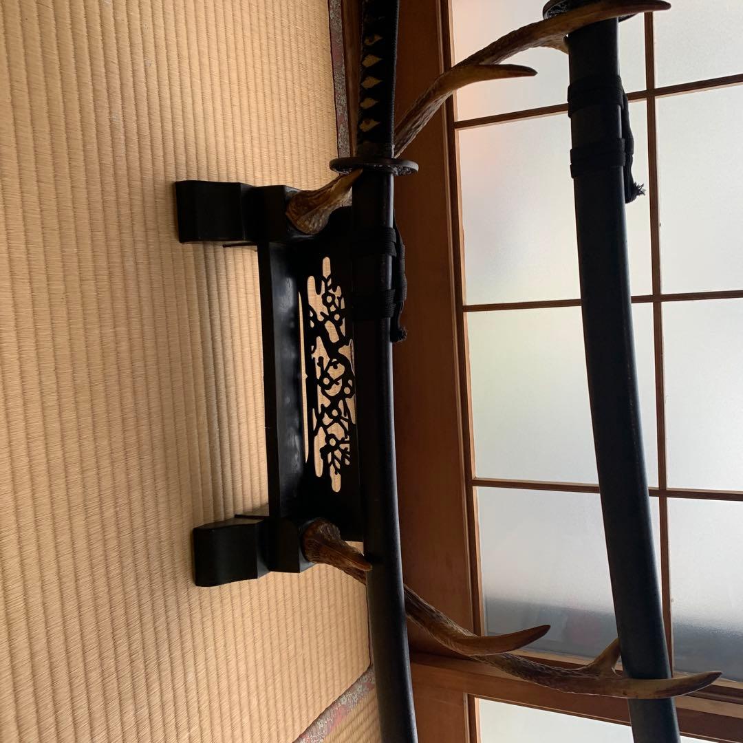 黒色の刀2本とスタンド