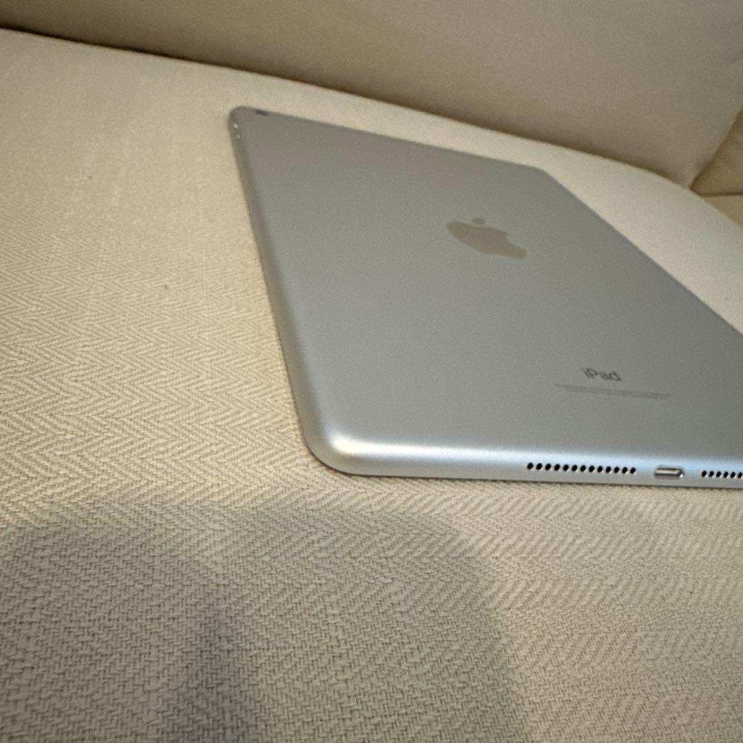 【ラピッド】Apple iPad シルバー　本体　第6世代　32G