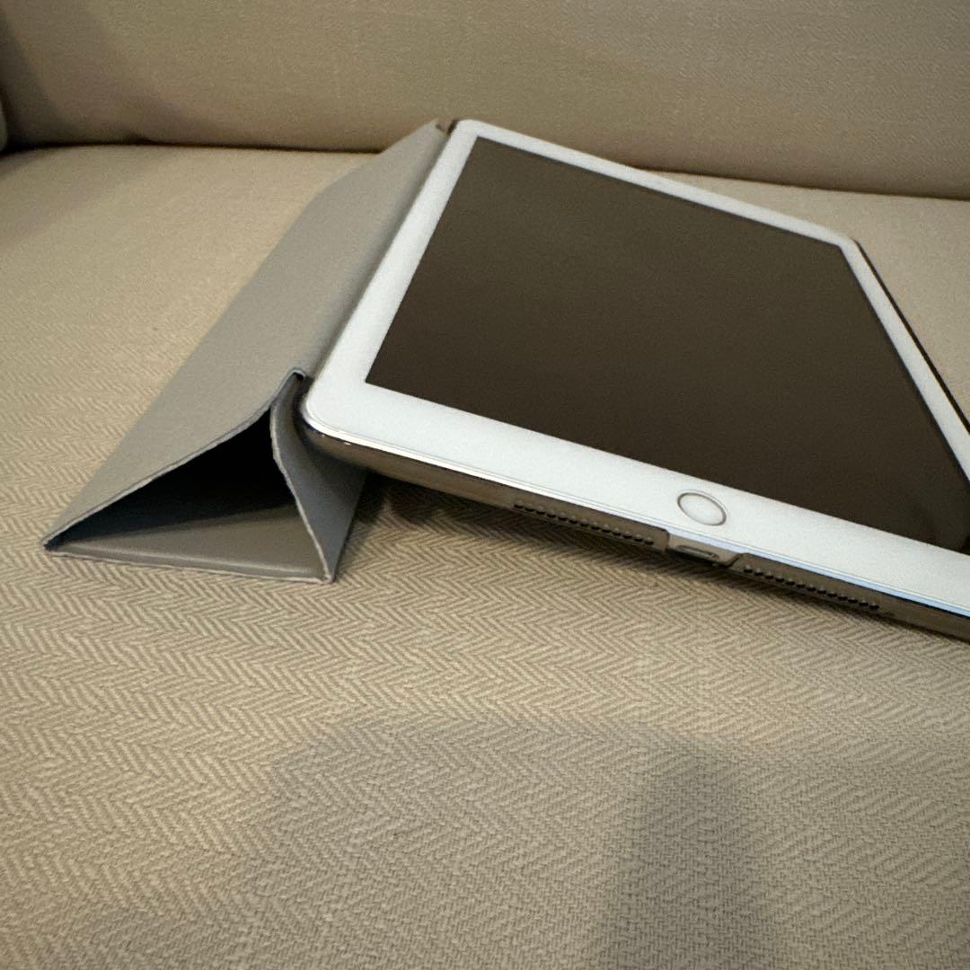 【ラピッド】Apple iPad シルバー　本体　第6世代　32G