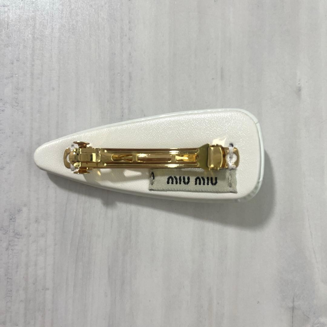 miumiu パテントレザーへアクリップホ ワイト ヘアピン