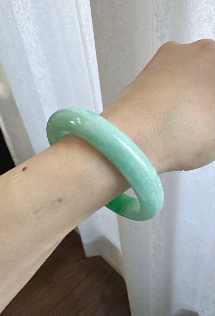 翡翠バングル グリーンのグラデーション