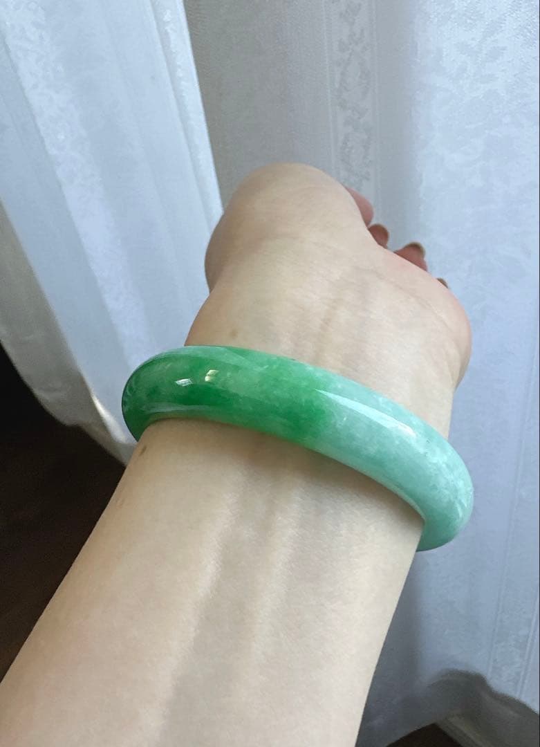 翡翠バングル グリーンのグラデーション