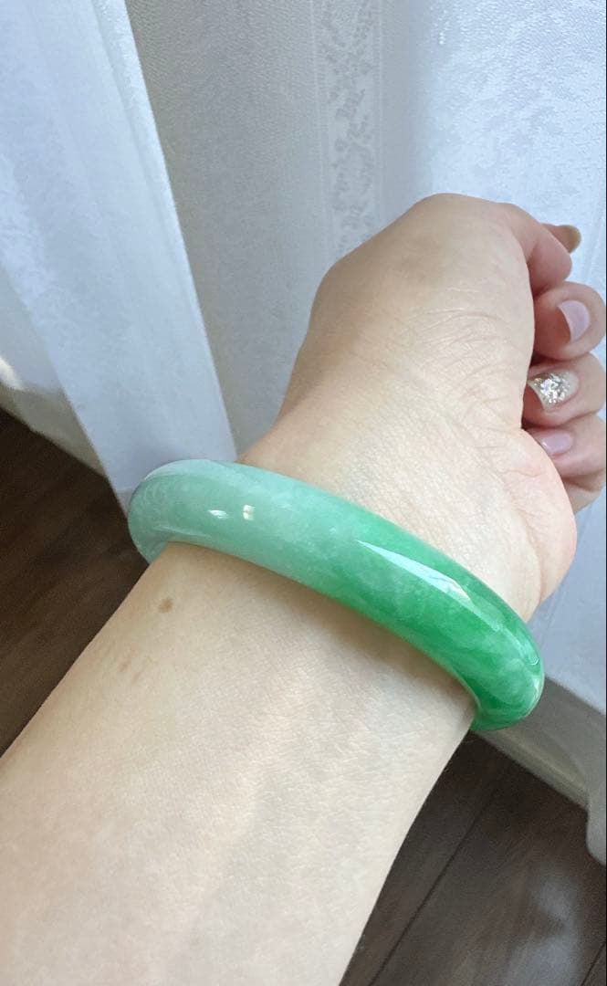 翡翠バングル グリーンのグラデーション