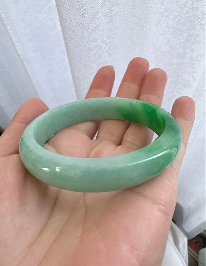 翡翠バングル グリーンのグラデーション