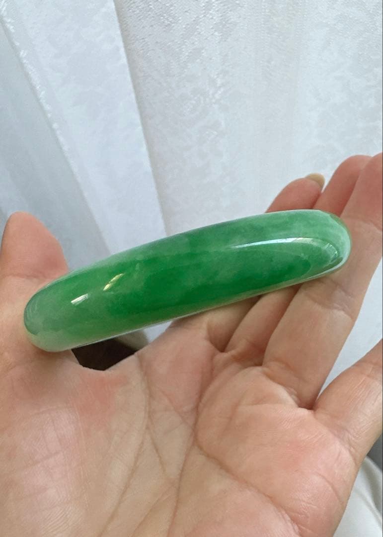 翡翠バングル グリーンのグラデーション