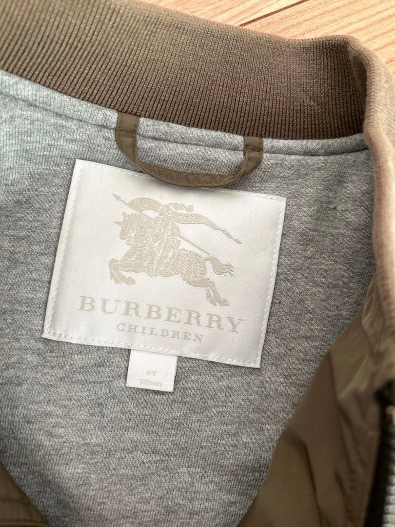 ゆ*り様 美品 BURBERRY 8Y 135サイズ ロゴ ブルゾン ジャケット