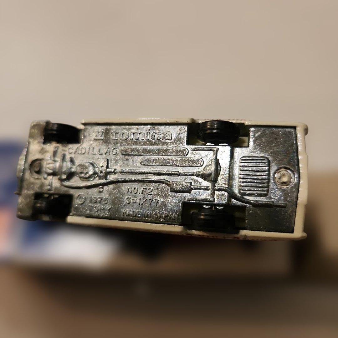 トミカ青箱　F60 キャデラック救急車