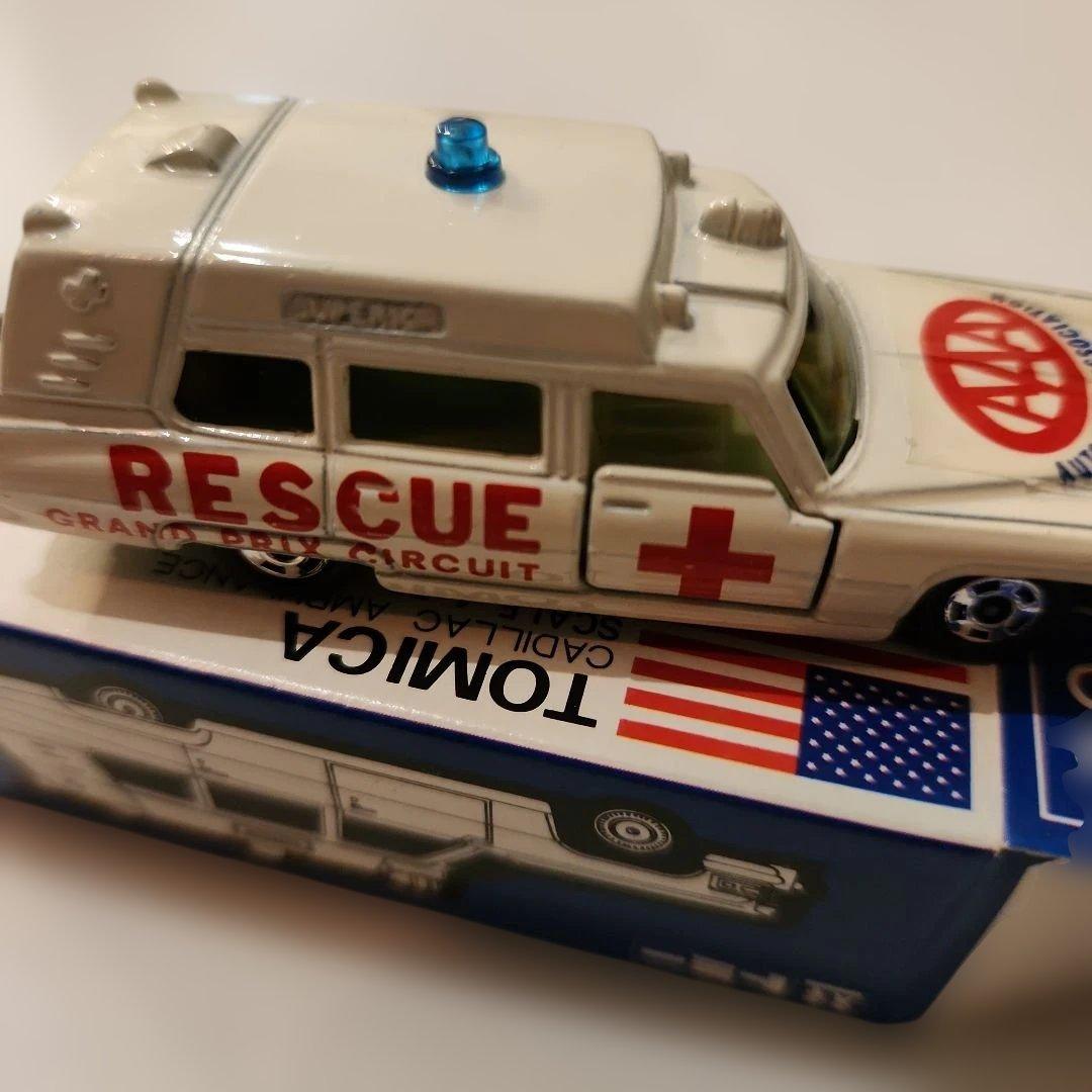 トミカ青箱　F60 キャデラック救急車