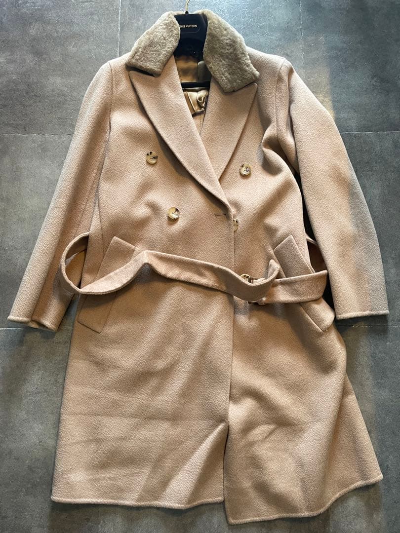 ルイヴィトン　ベージュ ダブルブレストコート ファー付き　ハンガー付き　46